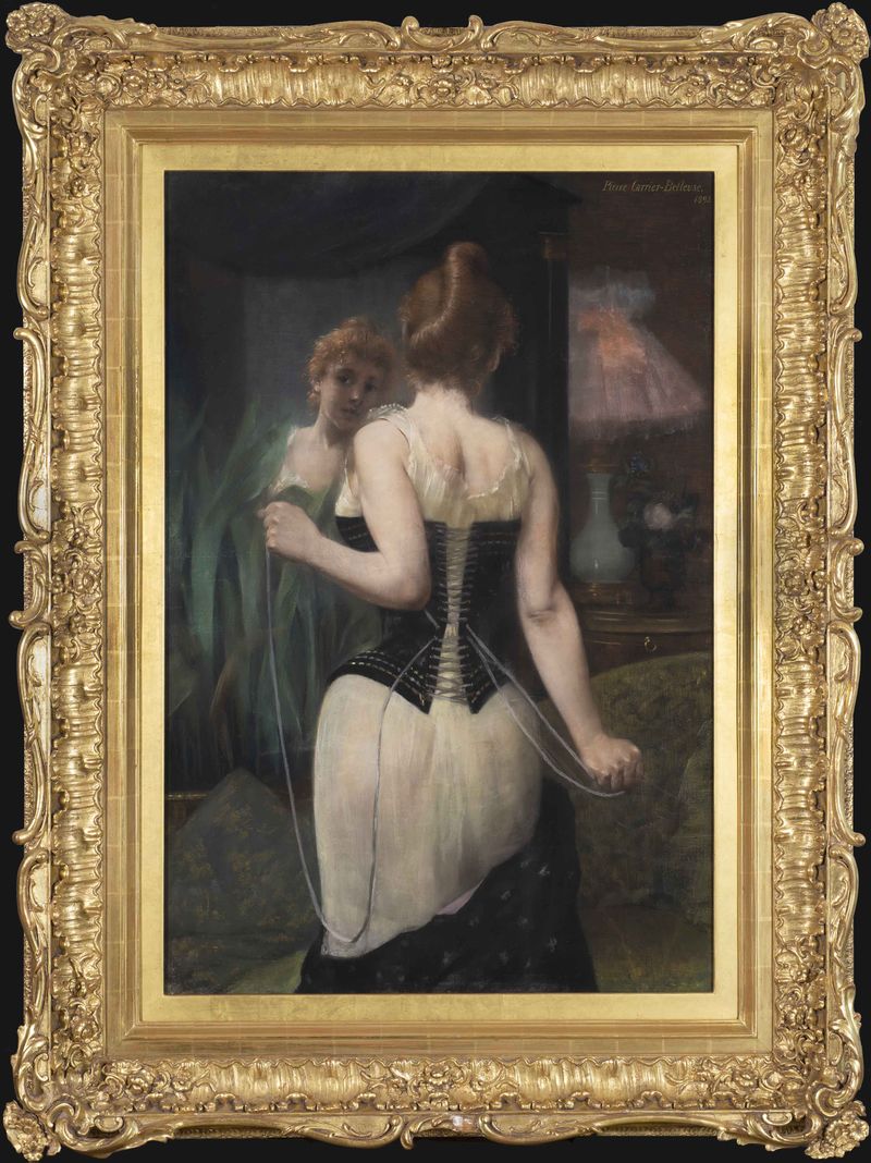 Jeune femme ajustant son corset